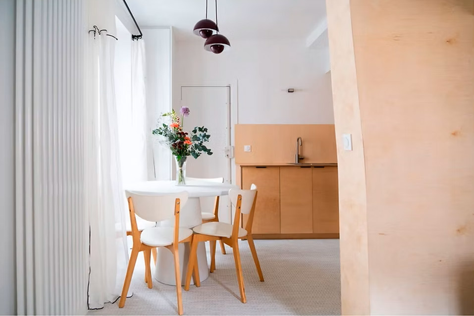 Intérieur d'appartement rénové à Paris, invitation à demander un devis
