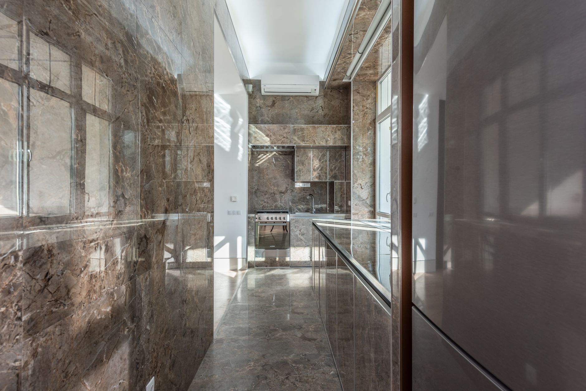 Rénovation cuisine de luxe Paris 6e – Marbre et inox, finitions haut de gamme | Intégrale Design