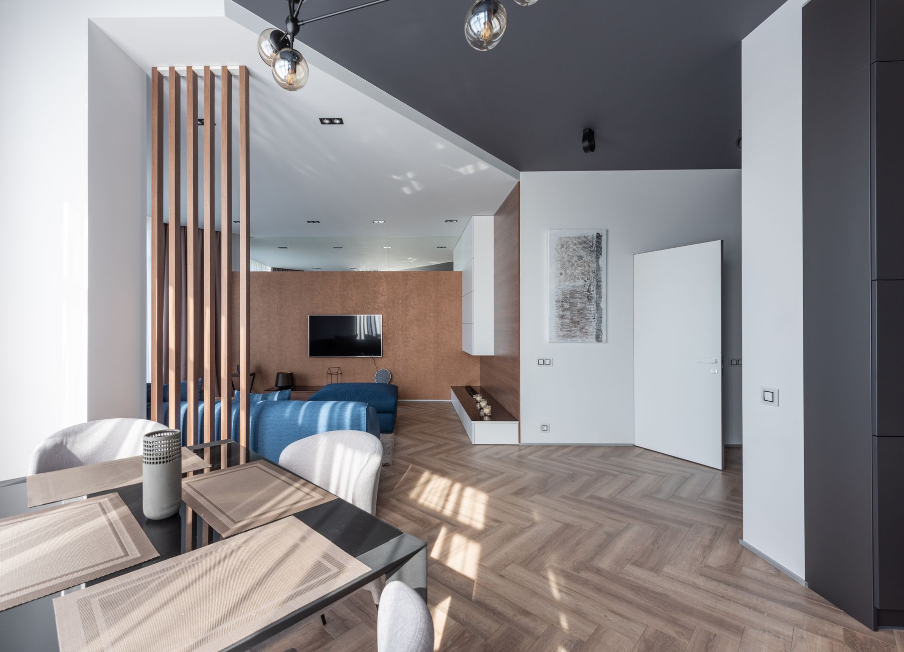 Design intérieur Paris 5e – Salon avec cloison bois et parquet | Intégrale Design