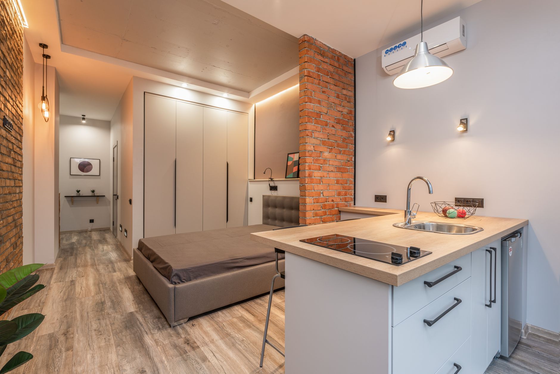 Rénovation studio Paris 5e – Aménagement cuisine avec brique apparente | Intégrale Design
