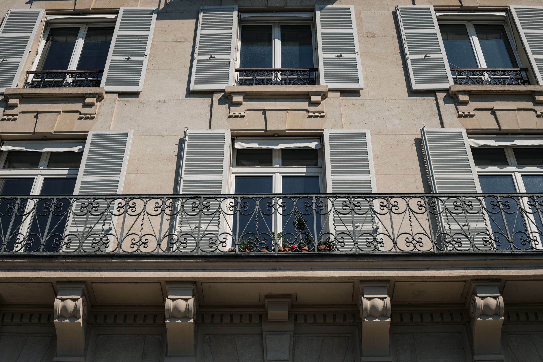 Rénovation immeuble haussmannien Paris 8e – Volets et balcons restaurés | Intégrale Design