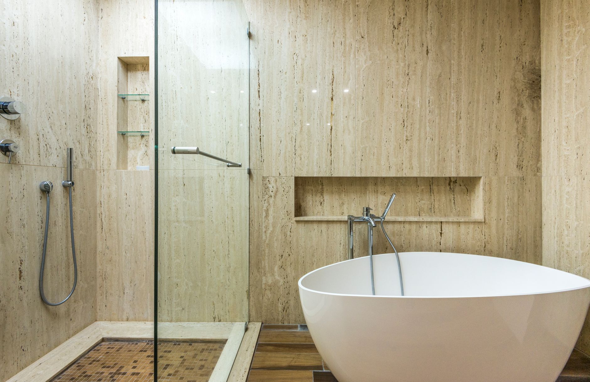 Rénovation salle de bain Paris 7e – Travertin et baignoire îlot | Intégrale Design