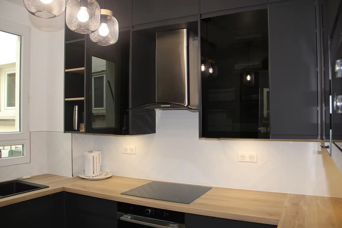 Cuisine noire moderne livrée à un client, réception de chantier par architecte d'intérieur à distance