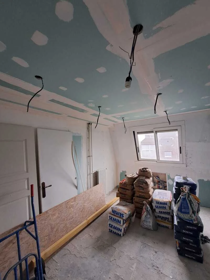 pièce en travaux avec matériaux et plafonds en placo